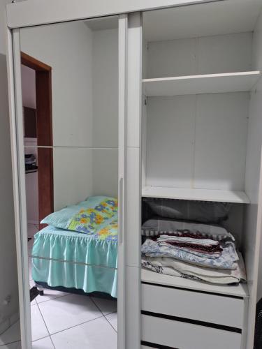 una camera con letto e armadio bianco di Doce lar a Serra