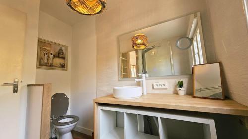 ein Badezimmer mit Waschbecken und Toilette in der Unterkunft Maison familiale rénovée au calme a bon encontre in Bon-Encontre