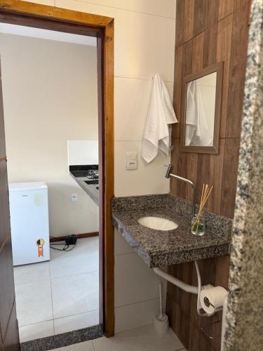 y baño con lavabo y encimera. en Pousada Encantos do Litoral, en Maraú