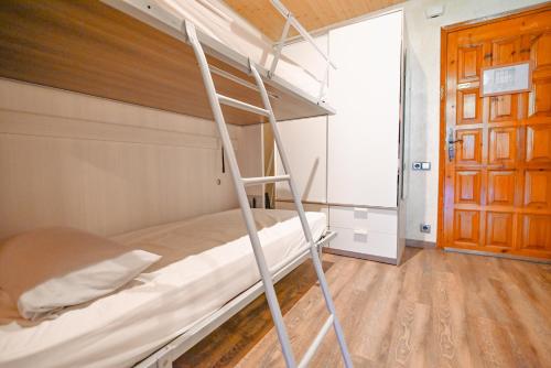 アンドラ・ラ・ベリャにあるAcogedor Rincón de Ski I Paniqueraの部屋にある梯子付きの二段ベッド