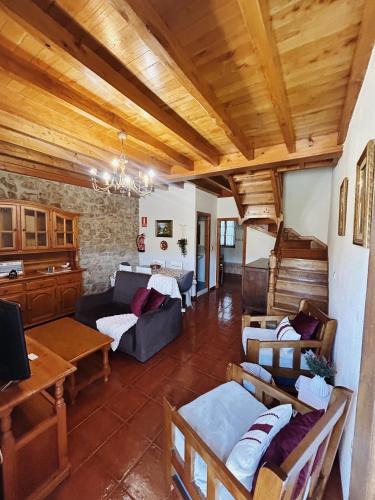 ein Wohnzimmer mit Sofa und Tisch in der Unterkunft La Cabada in Ortiguero
