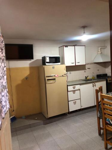 una piccola cucina con frigorifero e forno a microonde di Piltri2 monoambiente a El Bolsón