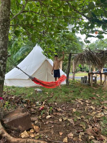 圣卡塔利娜岛AmparitoCamp的站在帐篷前的人