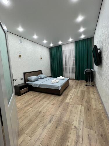 Ένα ή περισσότερα κρεβάτια σε δωμάτιο στο ЖК Central Park