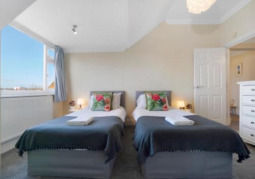 a bedroom with two beds and a window at Brunswick Fab Pad By My Getaways in Brighton & Hove