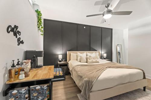 ダラスにあるLuxury Skyline Escape, FIFA World Cup, King Bed, Free Parking, DT View, Saunaのベッドルーム1室(大型ベッド1台、黒いヘッドボード付)