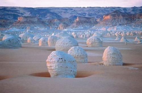 un desierto con muchas estructuras blancas en la arena en White Desert Safari trip , two days one night camping, en Bawati