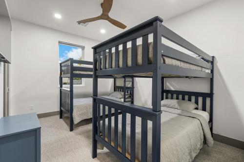 Un pat sau paturi într-o cameră la Brand new, beautiful home in the heart of Tempe