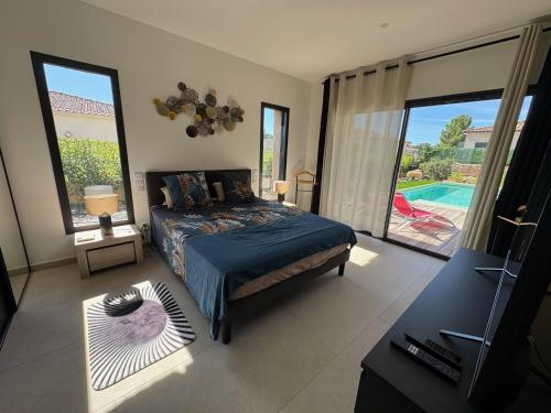 una camera con letto e vista sulla piscina di Casa Nostra Villa Récente Climatisée - Piscine Chauffée a Lecci