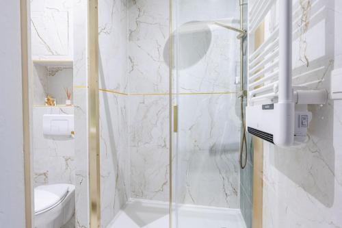 un bagno con doccia e WC di Le Romantique - Place St Didier - Cœur de ville ad Avignone