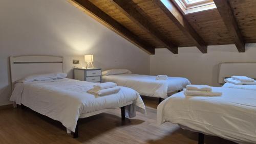 Murillo de LienaCasa Juanantonio的一间卧室，配有两张铺有白色床单的床