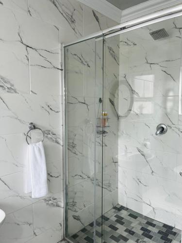 4 at Granada في شرق لندن: حمام مع دش وباب زجاجي