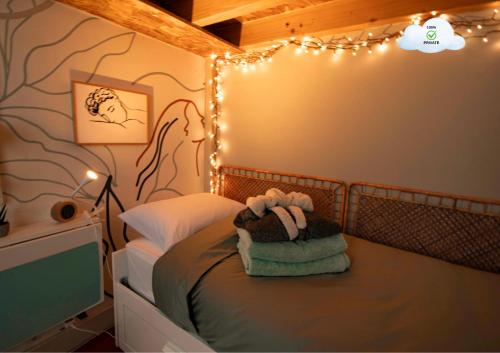 Ένα ή περισσότερα κρεβάτια σε δωμάτιο στο La chambre COCTEAU