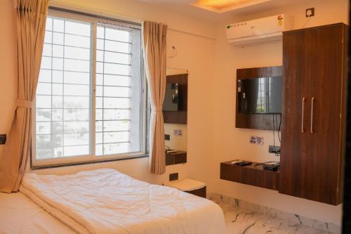 ein Schlafzimmer mit einem Bett und einem großen Fenster in der Unterkunft SS Lodge in Ale