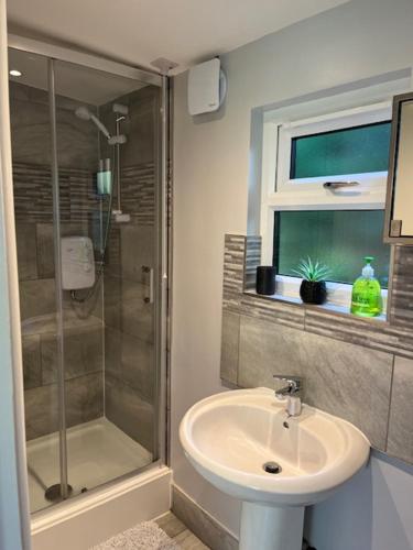 ein Badezimmer mit Waschbecken und Dusche in der Unterkunft Independent garden studio - sleeps max 3. in Derby