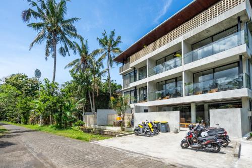 eine Reihe von Motorrädern, die vor einem Gebäude geparkt sind in der Unterkunft MODERN AND COMFORTABLE JUNGLE VISTA HOTEL Ubud Bali By JV with a relaxing atmosphere in Ubud