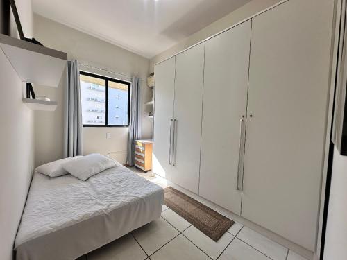 1 dormitorio con 1 cama y armario blanco grande en B362 - Cobertura a poucos passos do mar com piscina privativa., en Bombas