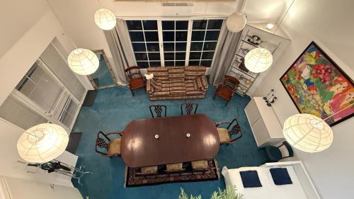 an overhead view of a living room with a table and chairs at Elbträume Lodge in Ellerhoop