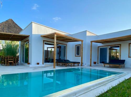 Bazén v ubytování Luxury LIONS VILLAS ZANZIBAR - with Private Cook&Infinity Pools nebo v jeho okolí