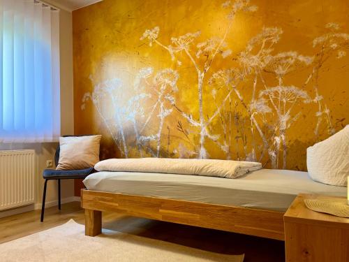 a bedroom with a bed with a yellow wall at Familienidylle im Altmühltal in Solnhofen