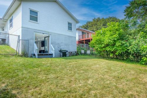 una casa blanca con un patio y una valla en Entire Modern Cozy 2BR Apt mins SU LeMoyne DT, en East Syracuse