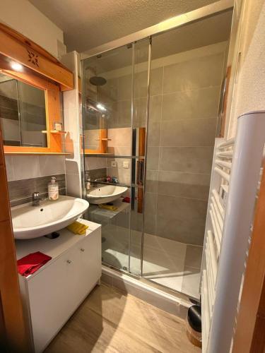 a bathroom with two sinks and a shower at apptT2 station ski familiale in Thollon