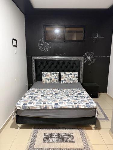 Una cama o camas en una habitación de Wahrania