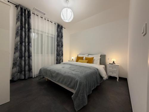 En eller flere senge i et værelse på Strasbourg Appartement Moderne 7 min du Centre en Train Terrasse & Parking Gratuit