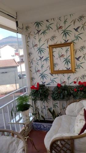 a room with a balcony with a mirror and plants at Flor de Loto in Candeleda