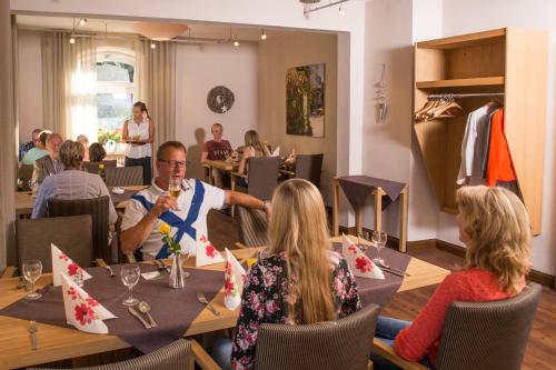 eine Gruppe von Menschen, die in einem Restaurant an einem Tisch sitzen in der Unterkunft Hotel Zur-Borke in Neuenrade