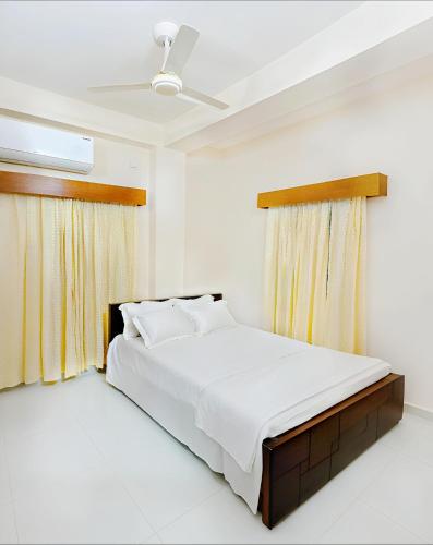Llit o llits en una habitació de Best Eastern Apartment