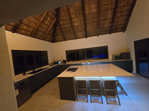 沃姆巴斯Bona Kgole Private Game Lodge, Mabalingwe的一间大厨房,在房间内有一个大岛