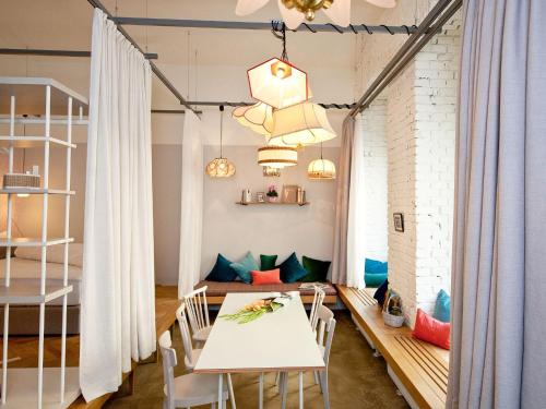 a room with a table and chairs and a couch at grätzlhotel Karmelitermarkt in Vienna
