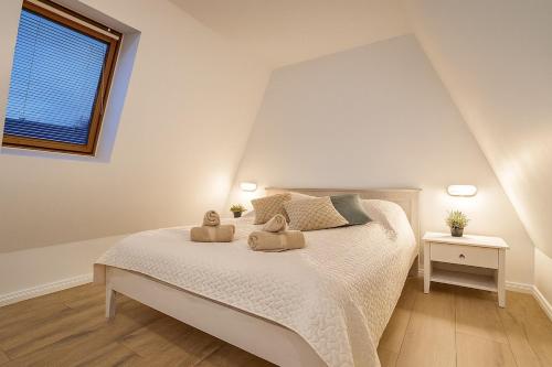 Giường trong phòng chung tại Old Town Penthouse 2 Bedroom Suite on Two Floors