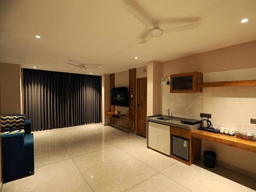 Una cocina o cocineta en Geetanjali Hotel&Suites