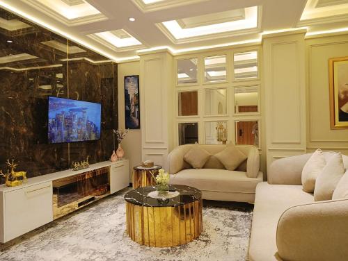 Χώρος καθιστικού στο The Grand Signature Suite with Private Balconies