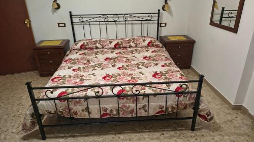 FarindolaAmelia Sweet Home - Farindola的一张带花卉棉被和2晚床头柜的床