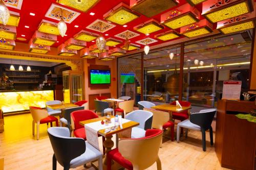 Moroccan Floors - Suites Appart-Hôtel في طنجة: غرفة طعام مع طاولات وكراسي في مطعم