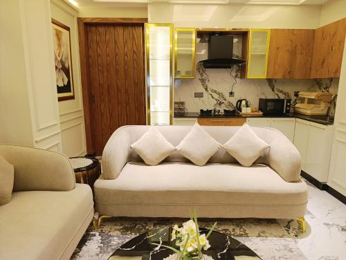 Η κουζίνα ή μικρή κουζίνα στο The Grand Signature Suite with Private Balconies