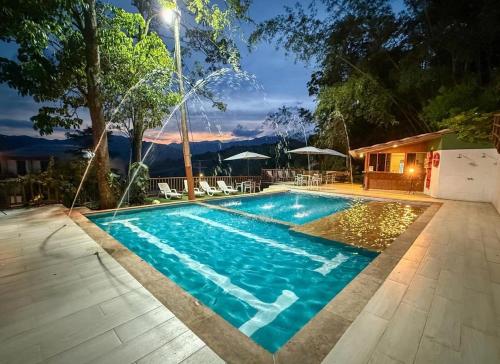 una piscina frente a una casa en Ecohotel Alflo Inn, en Villeta