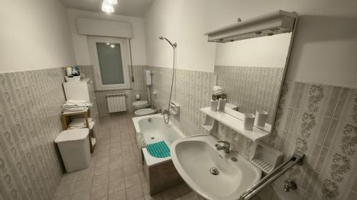 FarindolaAmelia Sweet Home - Farindola的带水槽和马桶的浴室