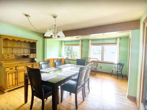 ein Esszimmer mit Tisch und Stühlen in der Unterkunft Boho Waterfront Getaway 5 Bedroom Retreat in Solomons