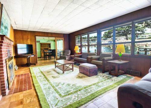 ein Wohnzimmer mit Sofa und Fernseher in der Unterkunft Boho Waterfront Getaway 5 Bedroom Retreat in Solomons