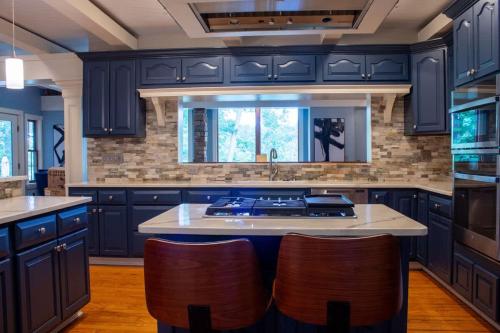 Η κουζίνα ή μικρή κουζίνα στο Creekside Haven with Dock & Scenic Views