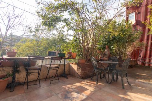 Leafy Views & Light Filled Comfort in Kuzguncuk