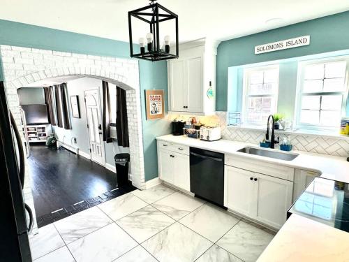 Nhà bếp/bếp nhỏ tại Solomons Island 6BR Family Getaway