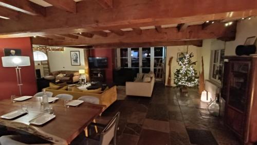 ein Wohnzimmer mit einem Weihnachtsbaum in der Mitte in der Unterkunft ferme de caractère avec piscine et cheminée in Sainghin-en-Mélantois