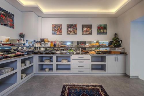 een keuken met een aanrecht met veel eten bij newlife suites cappadocia in Nevsehir