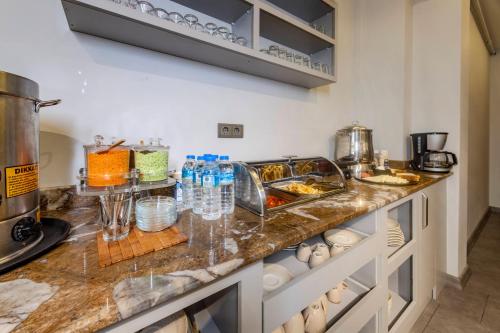 een keuken met een aanrecht met eten erop bij newlife suites cappadocia in Nevsehir