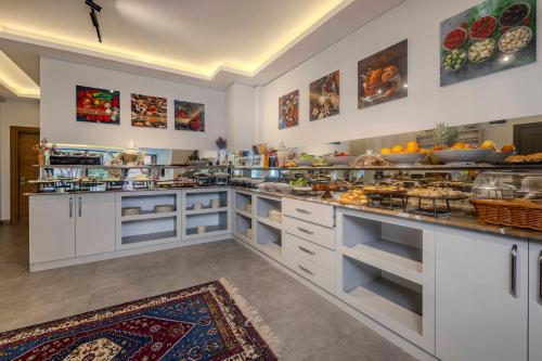 een grote keuken met witte kasten en fruit op het aanrecht bij newlife suites cappadocia in Nevsehir